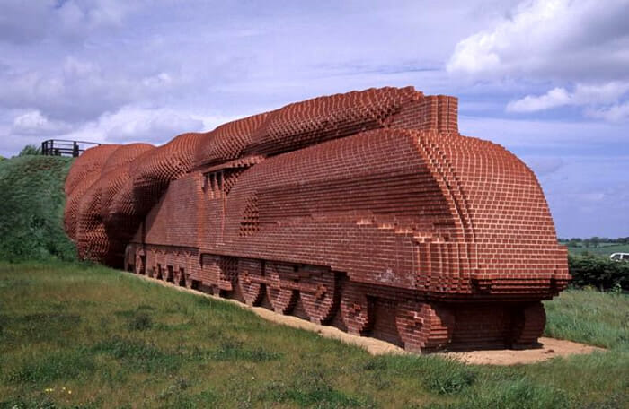 Escultura trem de tijolos