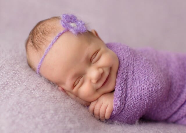 Fotógrafa inglesa faz sucesso na internet capturando fotos de bebês sorridentes