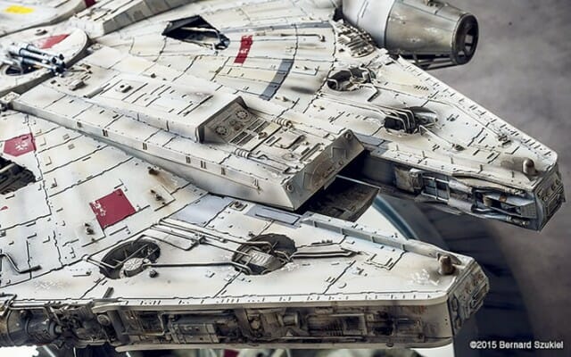 Réplica exata da Millennium Falcon de Star Wars feita de papel leva 4 anos para ficar pronta