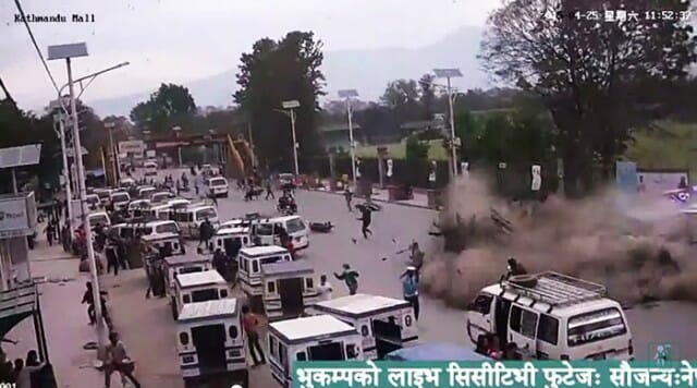 Câmera de segurança flagra momento exato do caos do terremoto em Kathmandu, no Nepal