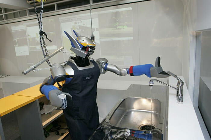 É como se Gundam trabalhasse lavando pratos e fritando bifes pra você! Incrível!