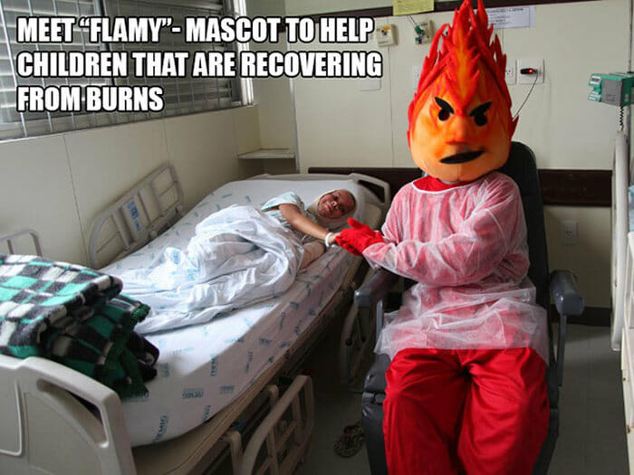 Legenda: "Flamy" - O mascote que ajuda crianças que estão se recuperando de queimaduras