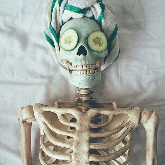 Conheça a Skellie: A esqueleto que ficou famosa satirizando garotas fúteis do Instagram