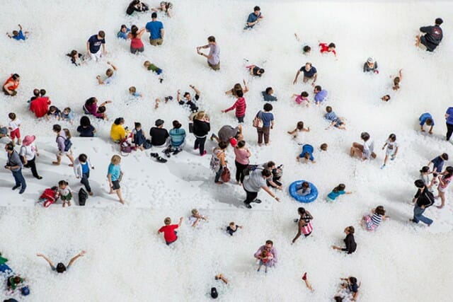 Empresa constrói praia artificial com 1 milhão de bolas de plástico em Museu nos EUA