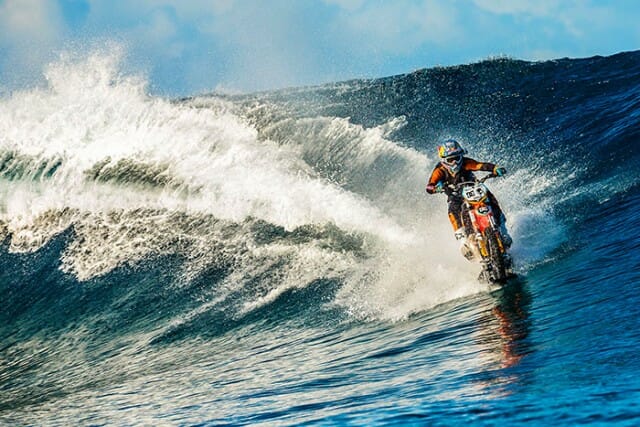 Piloto de motocross maluco inventa moto anfíbia e pega onda com ela (vídeo)