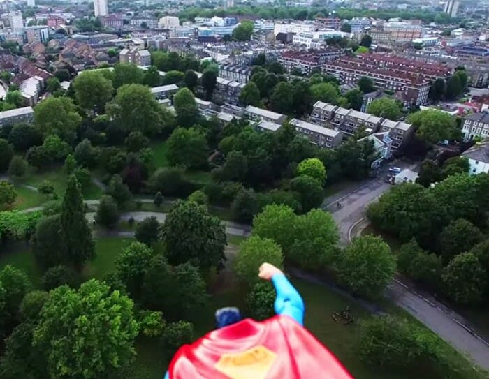É um pássaro? Não! É um avião? Não! É um boneco do Superman preso em um Drone!