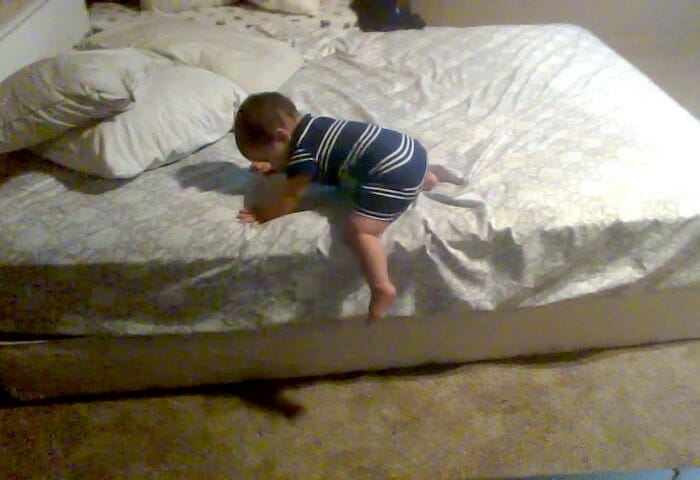 Objetivo: Descer da cama. Este bebê gênio encontra a forma mais inteligente. Assista!