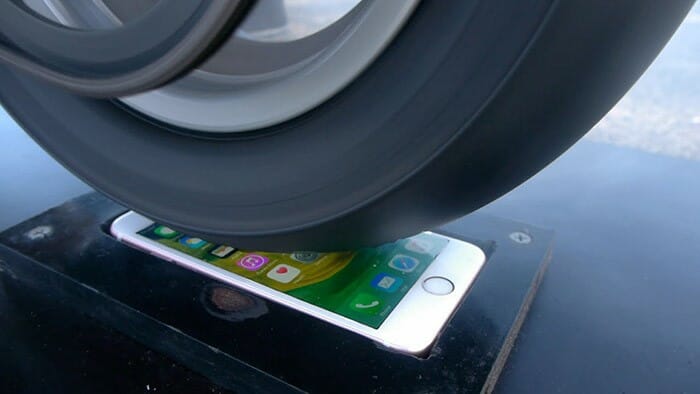 O que acontece quando fritamos um iPhone 6S na roda de uma moto (vídeo)