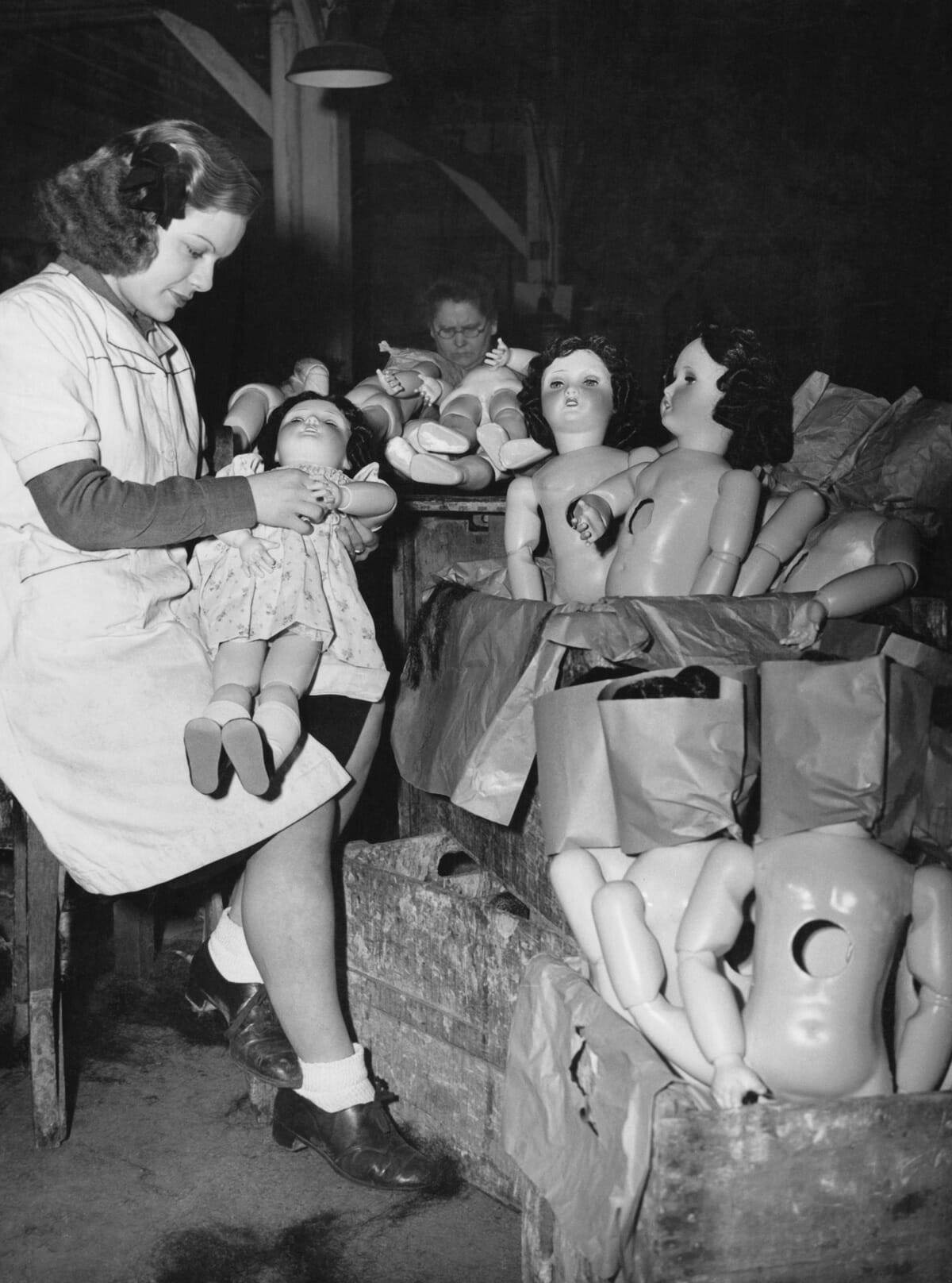 26 Imagens perturbadoras de fábricas de bonecas do passado que farão você ter pesadelos