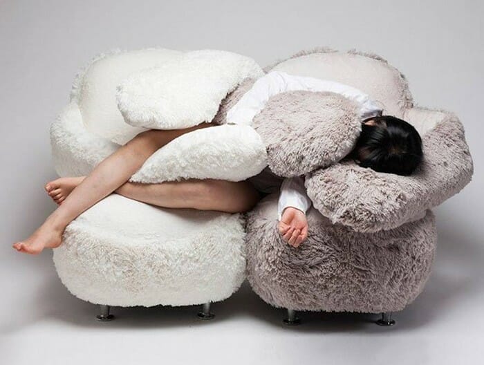 Designer inventa sofá que pode abraçar quem estiver carente