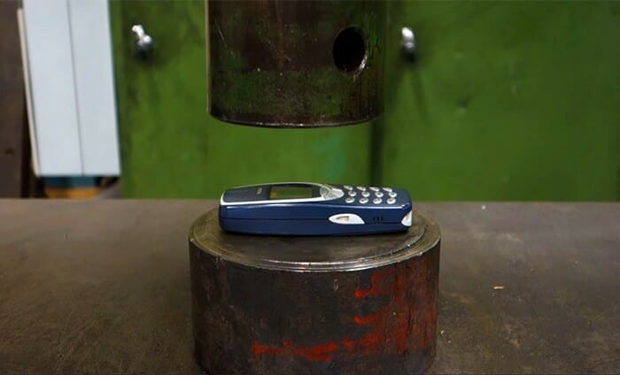 Destruindo o 'indestrutível' Nokia 3310 com uma prensa hidráulica (vídeo)