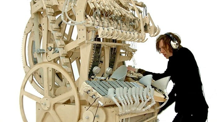 Esta máquina utiliza 2 mil bolas de gude para criar música de forma espetacular! Escute!
