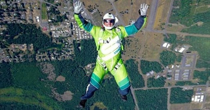 VÍDEO: Maluco salta de avião a 25 mil pés sem paraquedas e sai ileso!
