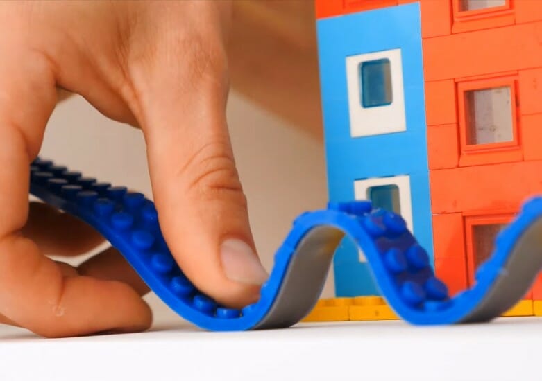 Designers Inventam Fita Que Transforma Qualquer Objeto Em LEGO