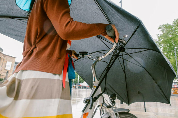 Inventaram Um Guarda-Chuva Bizarro Para Andar De Bicicleta Em Dias De Chuva