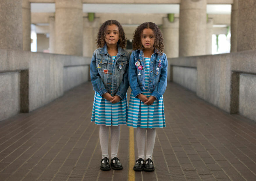 Idênticos? Retratos de gêmeos idênticos mostra quão diferentes eles podem ser
