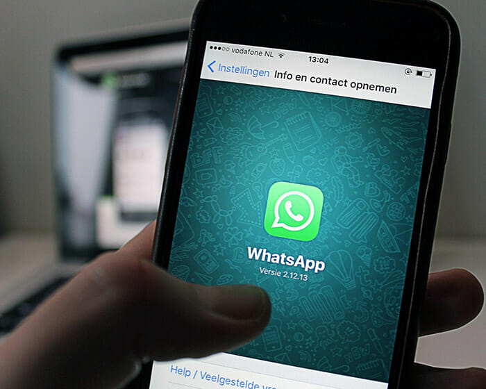 Smartphone mostrando WhatsApp na tela