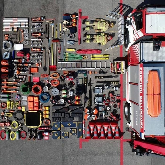 O Que Tem Dentro dos Carros de Serviço de Emergência? Veja 30 Fotografias em Estilo knolling!