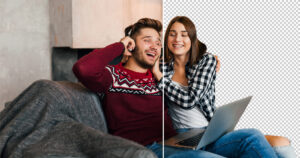 Casal sorrindo no sofá em foto dividida ao meio, com o fundo da sala de um lado e fundo transparente do outro